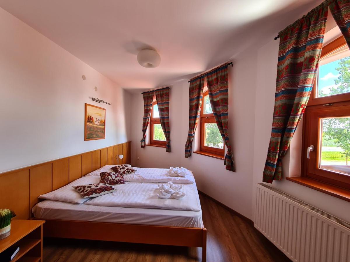 Istvan Parkhotel Es Gasztrofarm Sormás エクステリア 写真